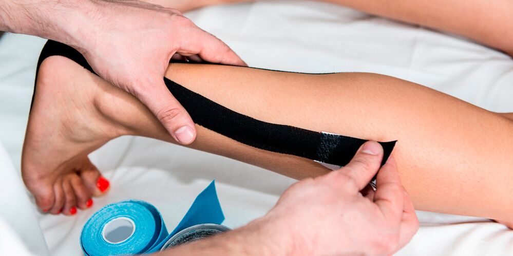 Taping pour arthrose déformante - fixation de l'articulation avec du ruban adhésif
